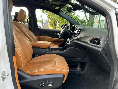 Certified 2023 Chrysler Pacifica Pinnacle FWD image 48