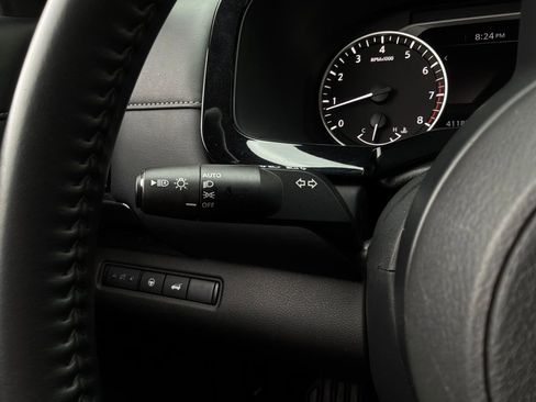 Used 2025 Nissan Pathfinder SV FWD image 38
