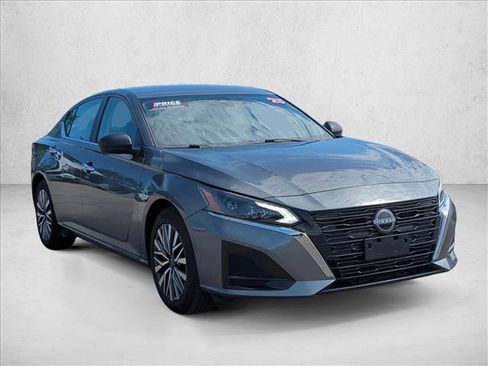 Used 2025 Nissan Altima 2.5 SV FWD image 3