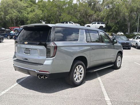 Used 2025 Chevrolet Suburban Premier RWD image 4