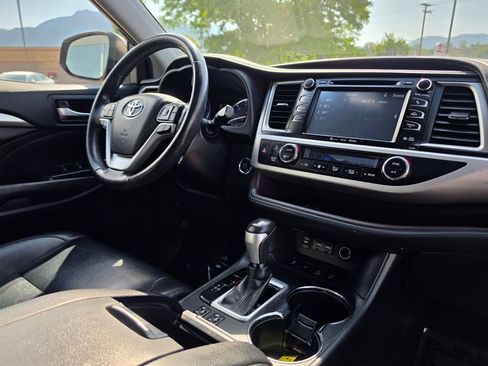 Used 2019 Toyota Highlander XLE AWD/4WD image 19