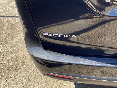 Used 2024 Chrysler Pacifica Touring-L FWD image 10