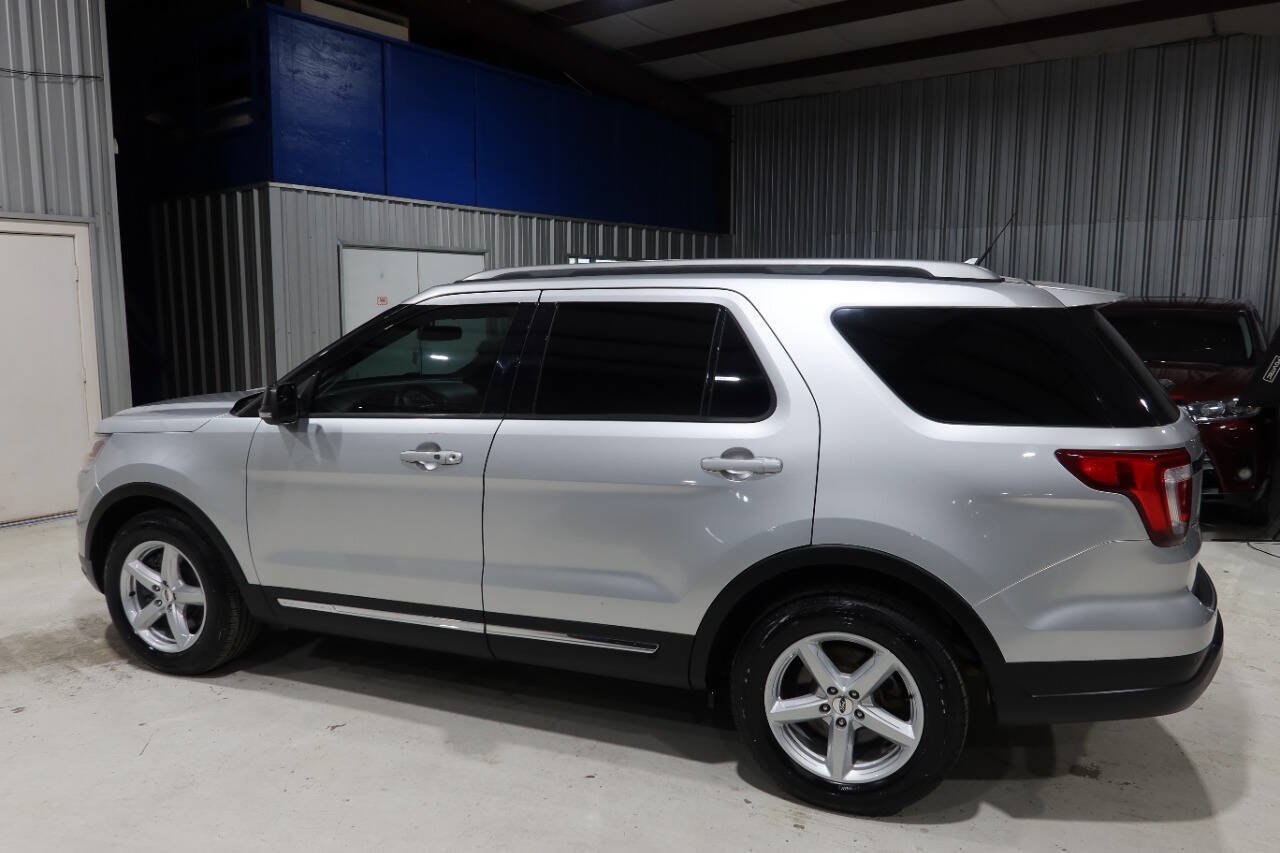 Used 2018 Ford Explorer XLT w/ Equipment Group 201A FWD image 2