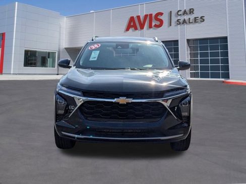 Used 2025 Chevrolet Trax LT w/ LT Convenience Package image 2