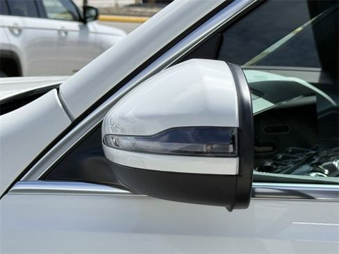 Used 2025 Mercedes-Benz GLB 250 4MATIC image 37