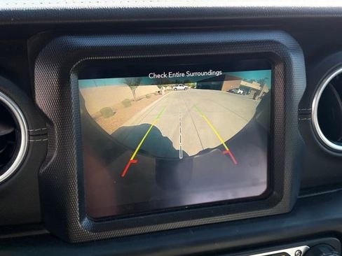 Used 2018 Jeep Wrangler Unlimited Sahara image 16