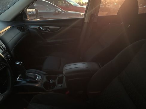 Used 2019 Nissan Rogue SV w/ Sun & Sound Touring Package image 9