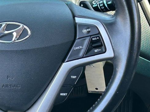 Used 2017 Hyundai Veloster FWD image 22