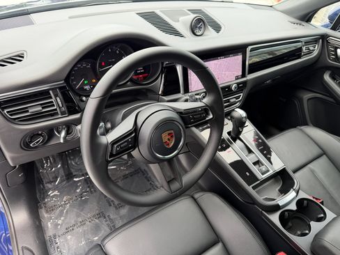 Certified 2026 Porsche Macan AWD/4WD image 4