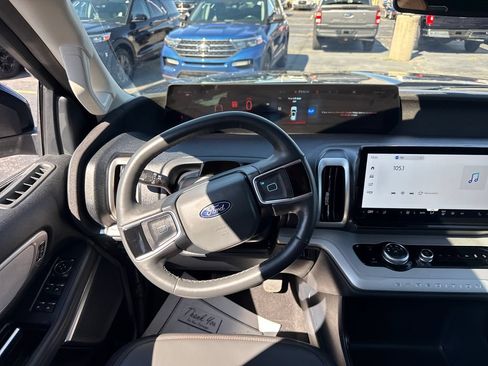 Used 2025 Ford Expedition Active AWD/4WD image 29