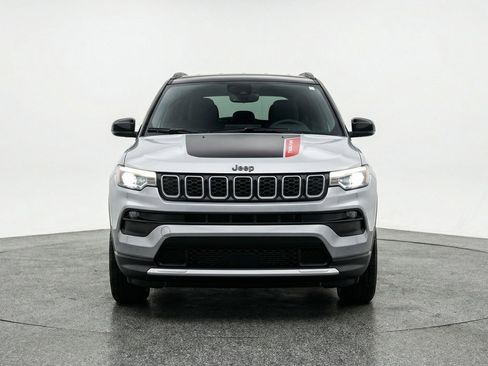 Used 2025 Jeep Compass Trailhawk AWD/4WD image 2