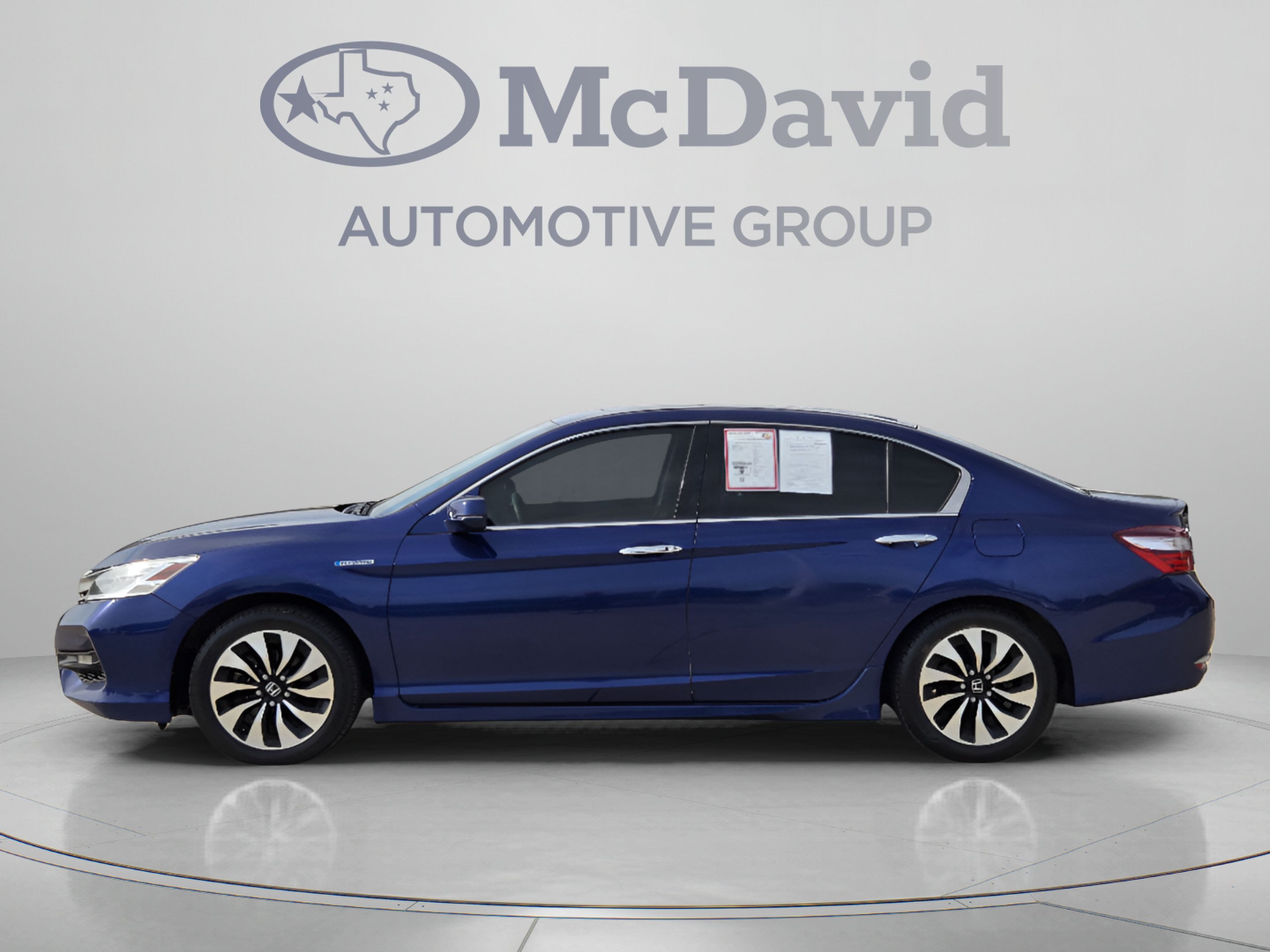 Used 2017 Honda Accord Touring image 2