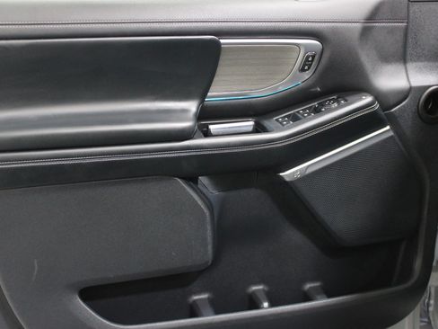 Used 2025 Ford Expedition Platinum AWD/4WD image 3