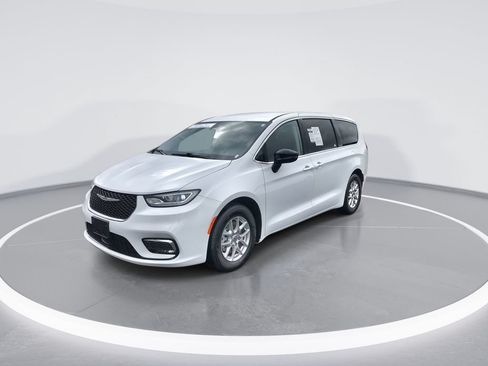 Used 2024 Chrysler Pacifica Touring-L FWD image 4