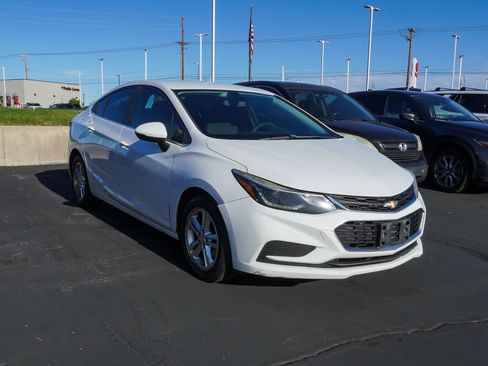 Used 2016 Chevrolet Cruze LT FWD image 2