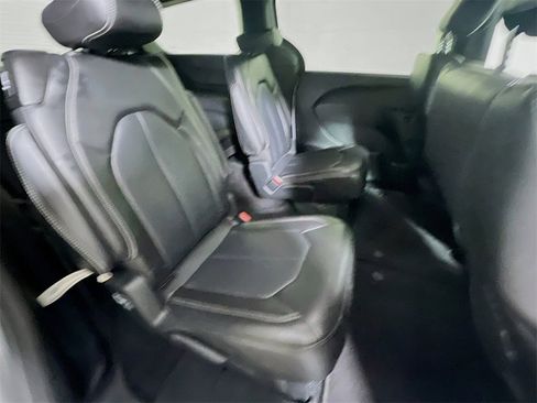 Used 2025 Chrysler Pacifica Select image 25
