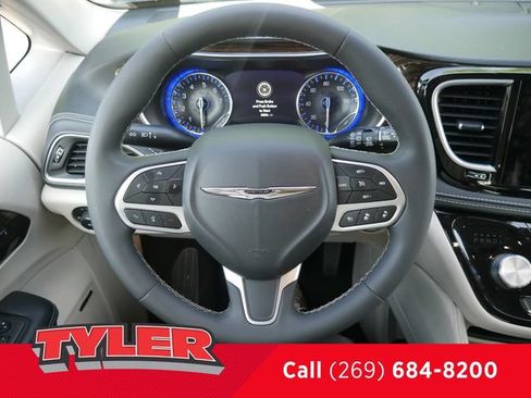 Used 2022 Chrysler Pacifica Limited AWD/4WD image 29