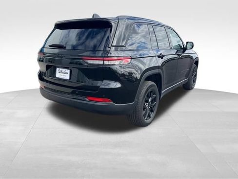 Used 2025 Jeep Grand Cherokee Altitude AWD/4WD image 6