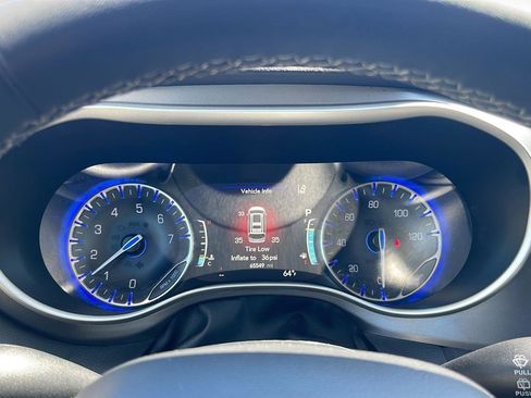 Used 2023 Chrysler Pacifica Touring-L FWD image 38
