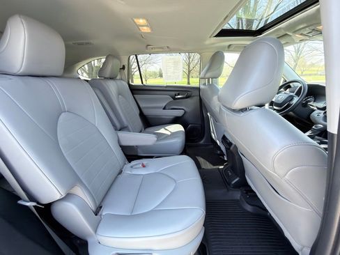 Used 2022 Toyota Highlander XLE image 32