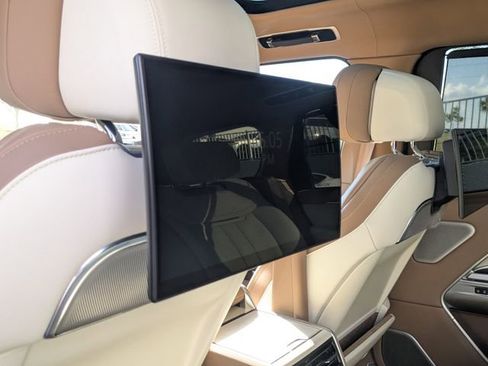 Used 2025 Land Rover Range Rover SV image 14