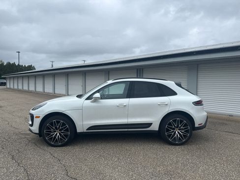 Certified 2026 Porsche Macan AWD/4WD image 2