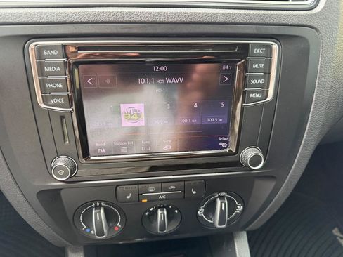 Used 2017 Volkswagen Jetta SE FWD image 14