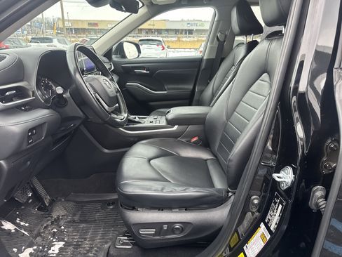 Used 2023 Toyota Highlander XLE image 12