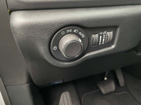 New 2026 Chrysler Voyager LX image 21