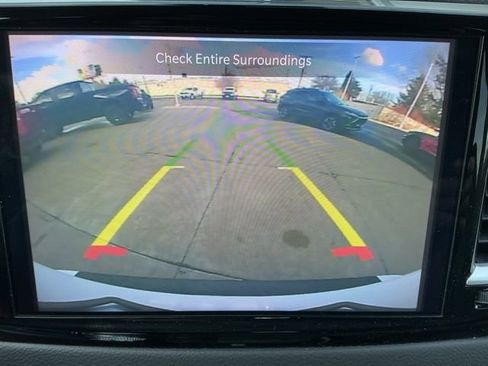 Used 2024 Chrysler Pacifica Touring-L image 13