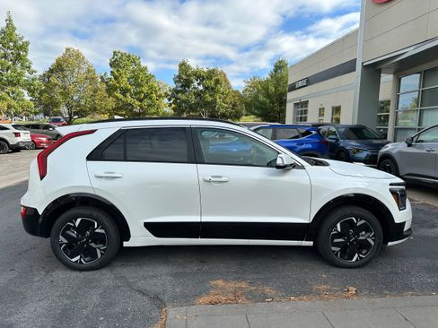 New 2025 Kia Niro Wind w/ Wind Preserve Package FWD image 4