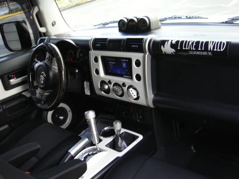 Used 2011 Toyota FJ Cruiser 4WD image 22