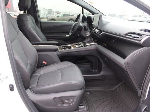 Used 2025 Toyota Sienna Platinum image 21