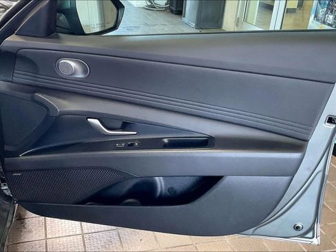 Used 2025 Hyundai Elantra Limited image 22