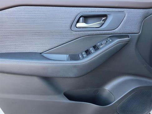 Used 2023 Nissan Rogue SV image 15