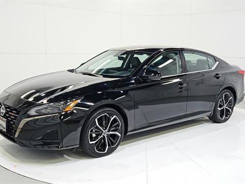 Certified 2025 Nissan Altima 2.5 SR FWD image 3