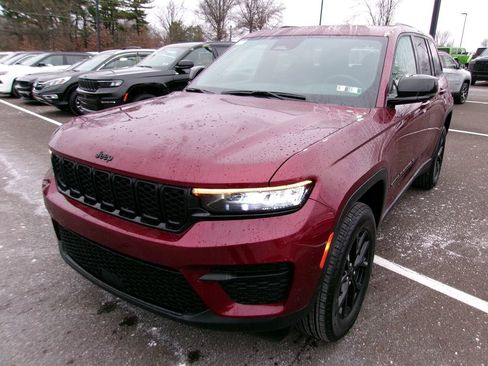 Certified 2024 Jeep Grand Cherokee Altitude image 4