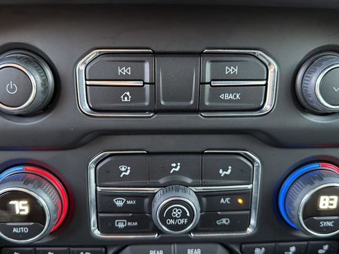 Used 2023 Chevrolet Suburban Premier image 8