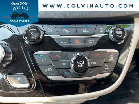 Used 2024 Chrysler Pacifica Touring-L FWD image 22
