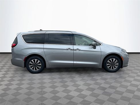Used 2021 Chrysler Pacifica Touring-L image 5