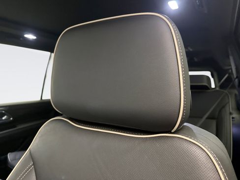 Used 2023 GMC Yukon XL SLT w/ SLT Luxury Package image 8