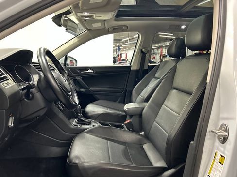 Used 2018 Volkswagen Tiguan SE w/ Panoramic Sunroof Package AWD/4WD image 11