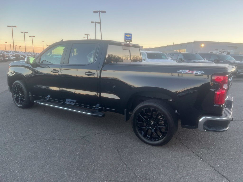 Used 2022 Chevrolet Silverado 1500 LT w/ Convenience Package II AWD/4WD image 2