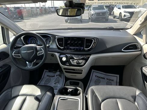 Used 2023 Chrysler Pacifica Touring-L FWD image 10
