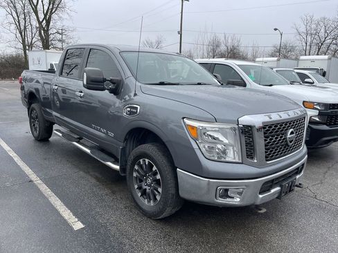 Used 2017 Nissan Titan SV image 14