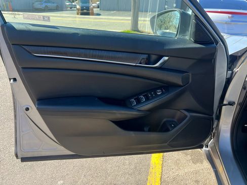 Used 2018 Honda Accord EX image 11