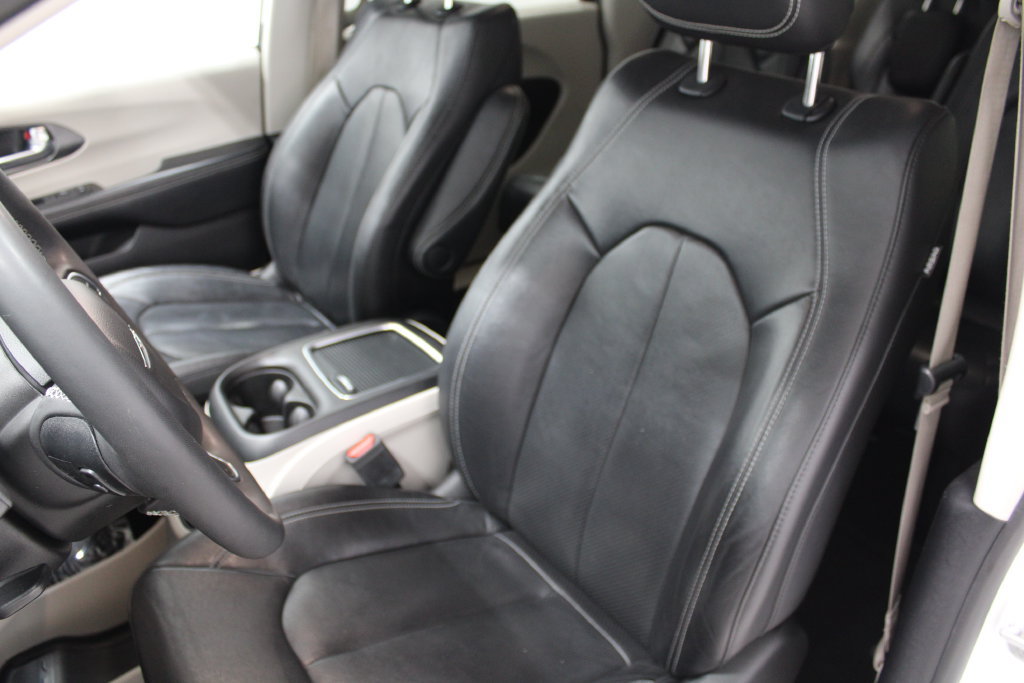 Used 2022 Chrysler Pacifica Touring-L FWD image 12