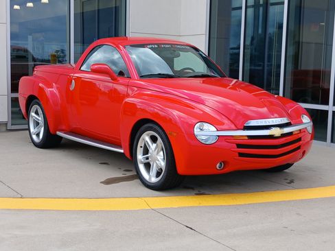 Used 2004 Chevrolet SSR w/ Preferred Equipment Group RWD image 5