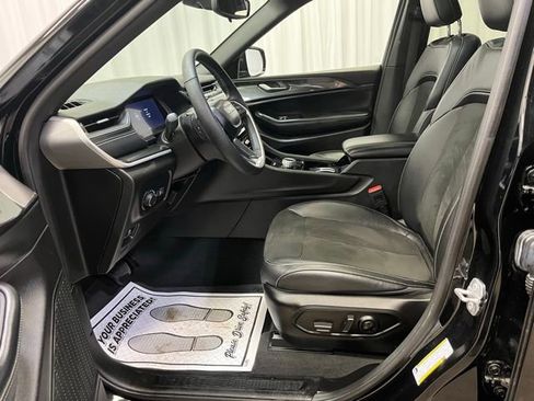 Used 2023 Jeep Grand Cherokee Altitude image 4