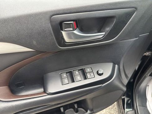 Used 2019 Toyota Highlander XLE AWD/4WD image 16